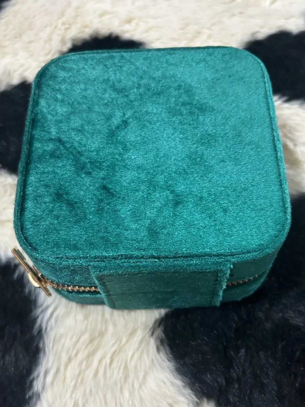 Beautiful green velvet jewelry box, perfect for travel, Gold-tone zipper, NWOT